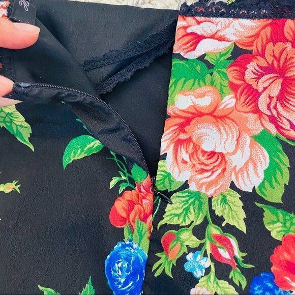 Honey Punch black pink floral romper size small - Picture 5 of 10